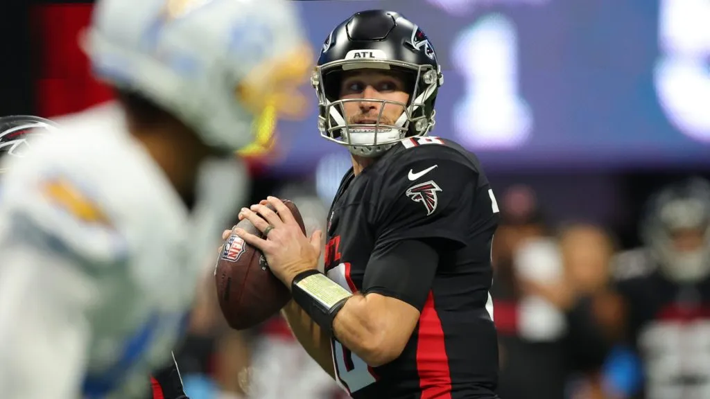 Kirk Cousins #18 of the Atlanta Falcons looks to pass during the first quarter against the Los Angeles Chargers at Mercedes-Benz Stadium on December 01, 2024. (Source: Kevin C. Cox/Getty Images)
