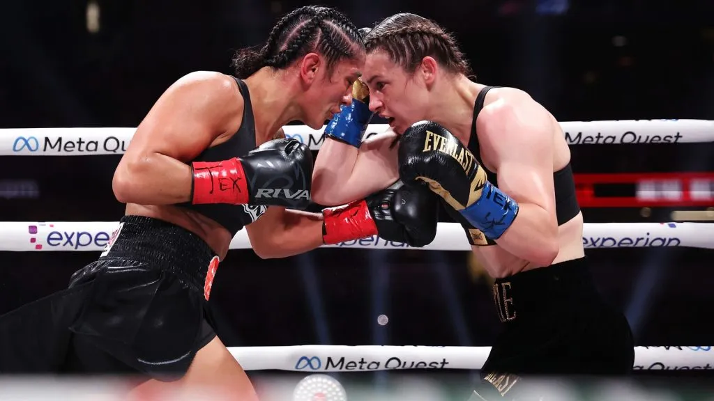 Katie Taylor and Amanda Serrano fight during LIVE On Netflix: Jake Paul vs. Mike Tyson at AT&T Stadium on November 15, 2024. (Source: Sarah Stier/Getty Images for Netflix © 2024)