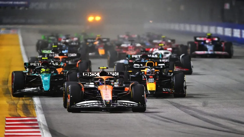 Lando Norris, Max Verstappen and the rest of the field into turn one at the start during the F1 Grand Prix of Singapore in 2024. (Source: Rudy Carezzevoli/Getty Images)