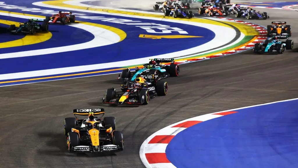 Lando Norris, Max Verstappen and the rest of the field at the start during the F1 Grand Prix of Singapore in 2024. (Source: Mark Thompson/Getty Images)