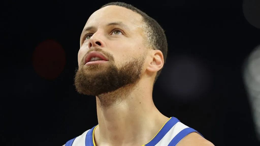 stephen curry playing in the PHX arena