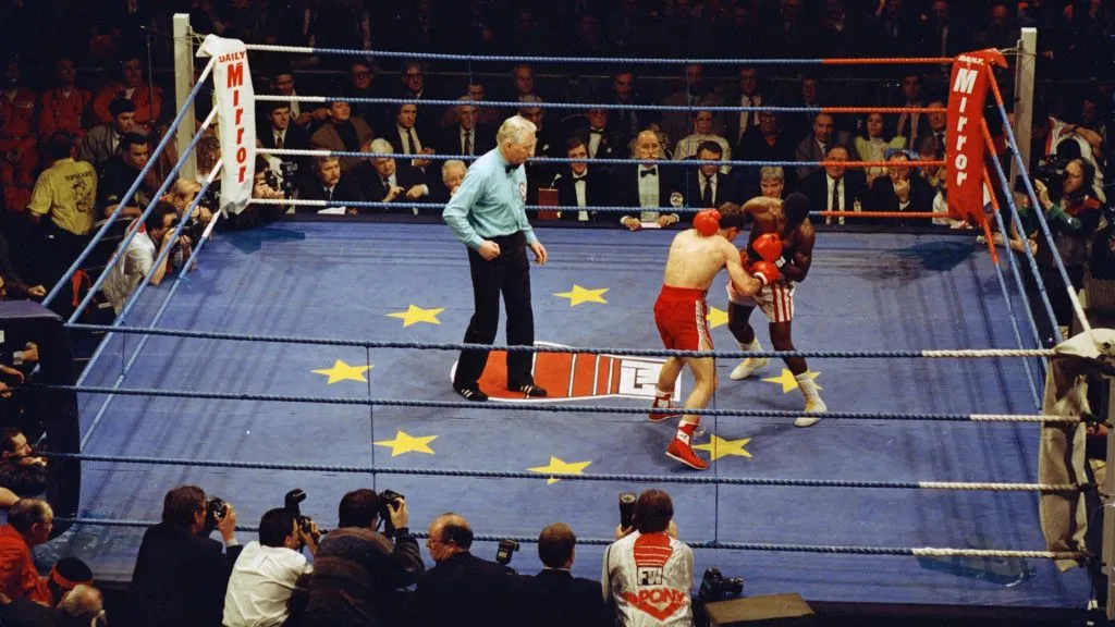 English featherweight boxer Paul Hodkinson (aka Hoko) wins a match against Ricardo Cepeda at London’s Olympia, 3rd February 1993. (Source: Gary M. Prior/Getty Images)