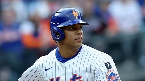Juan Soto #22 of the New York Mets leads off second base during the home opener against the Toronto Blue Jays at Citi Field on April 04, 2025 in the Flushing neighborhood of the Queens borough of New York City. The New York Mets defeated the Toronto Blue Jays 5-0.