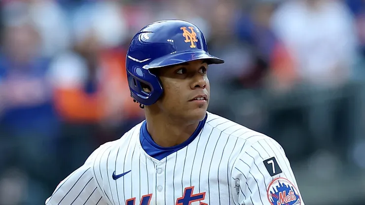 Juan Soto #22 of the New York Mets leads off second base during the home opener against the Toronto Blue Jays at Citi Field on April 04, 2025 in the Flushing neighborhood of the Queens borough of New York City. The New York Mets defeated the Toronto Blue Jays 5-0.