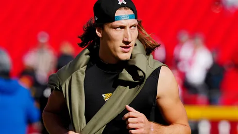Trevor Lawrence #16 of the Jacksonville Jaguars warms up prior to the game against the Kansas City Chiefs at Arrowhead Stadium on November 13, 2022 in Kansas City, Missouri.