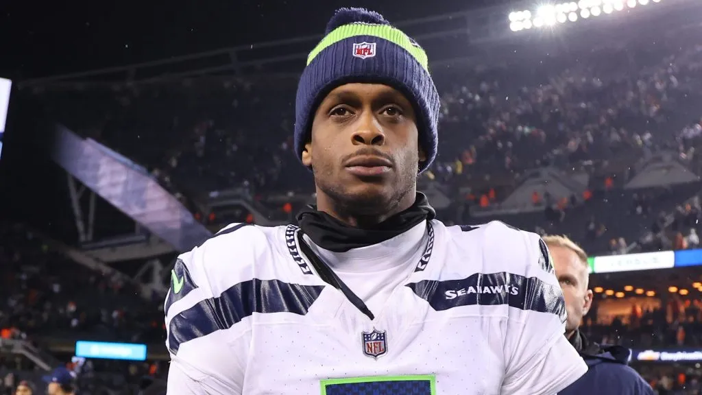 Geno Smith #7 of the Seattle Seahawks leaves the field after the game against the Chicago Bears at Soldier Field on December 26, 2024. (Source: Michael Reaves/Getty Images)