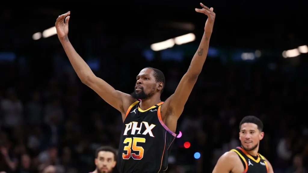 Kevin Durant #35 of the Phoenix Suns gestures to the crowd after a defensive stop during the second half against the Cleveland Cavaliers. (Chris Coduto/Getty Images)