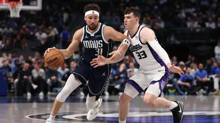 Klay Thompson #31 of the Dallas Mavericks brings the ball up court against Jake LaRavia #33 of the Sacramento Kings during the second half at American Airlines Center on March 03, 2025 in Dallas, Texas.