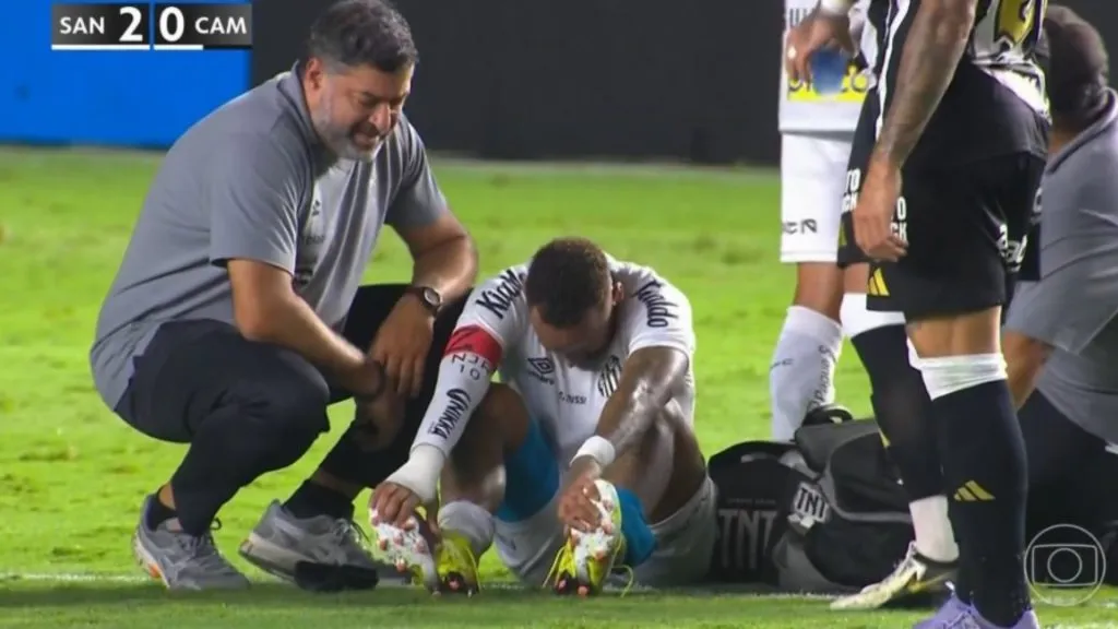 Neymar leaves the field with tears in his eyes during the first half of the match between Santos and Atletico Mineiro.