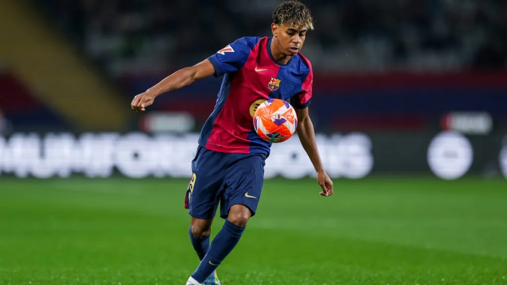 Lamine Yamal of FC Barcelona controls the ball during the LaLiga match between FC Barcelona and Real Betis. (Judit Cartiel/Getty Images)