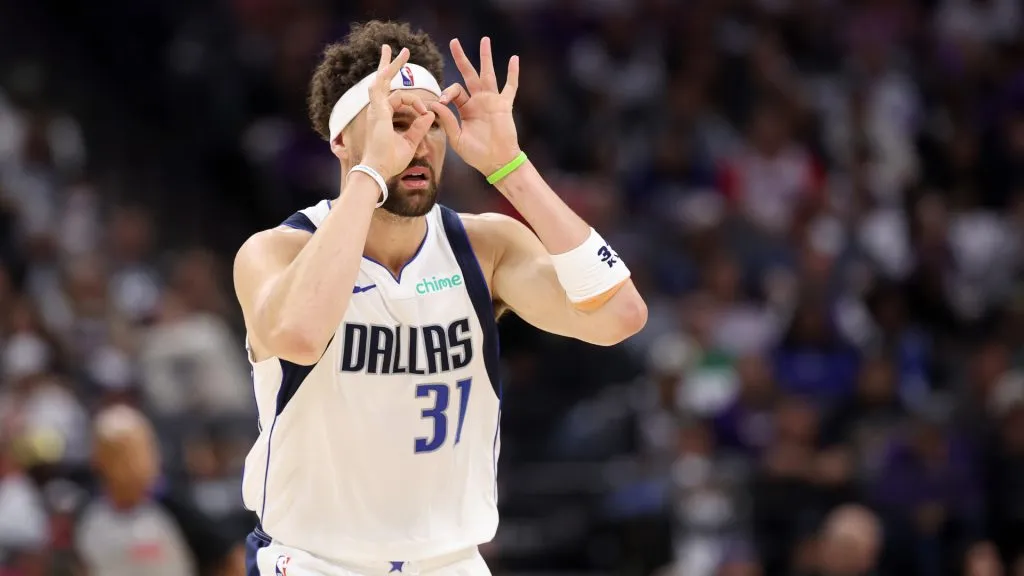 Klay Thompson #31 of the Dallas Mavericks reacts after making a basket against the Sacramento Kings during the first half of the NBA play-in tournament game. (Ezra Shaw/Getty Images)