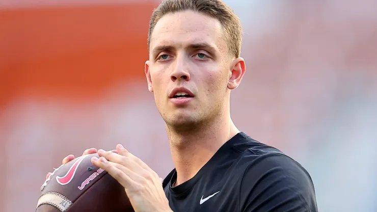 Carson Beck #15 of the Georgia Bulldogs warms-up prior to a game against the Texas Longhorns at Darrell K Royal-Texas Memorial Stadium on October 19, 2024 in Austin, Texas.