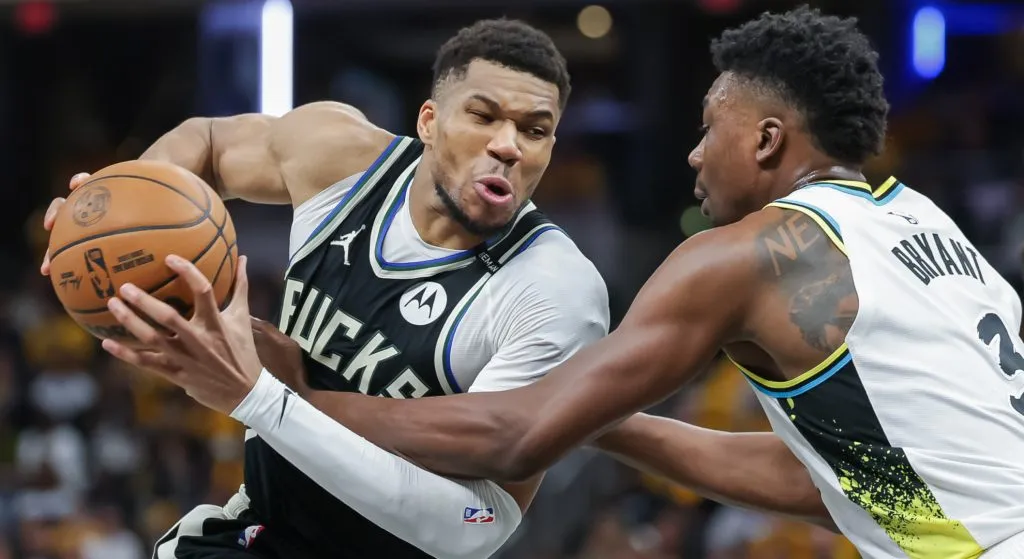 Giannis Antetokoumpo playing against Indiana Pacers