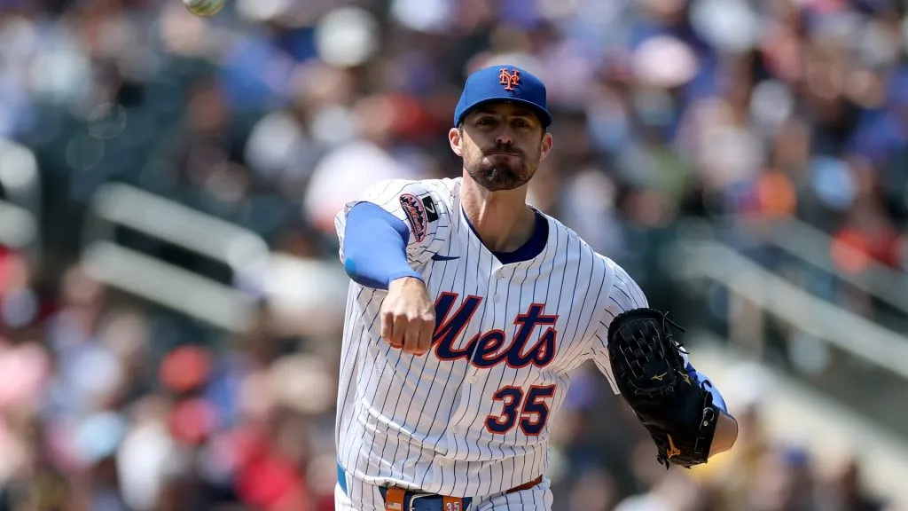 NEW YORK, NEW YORK – APRIL 20: Clay Holmes #35 of the New York Mets sends the ball back to first in the first inning against the St. Louis Cardinals at Citi Field on April 20, 2025 in the Flushing neighborhood of the Queens borough of New York City. (Photo by Elsa/Getty Images)
