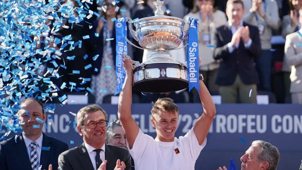 Holger Rune lifts the Barcelona Open title after defeating Carlos Alcaraz. (@holgerrune2003)