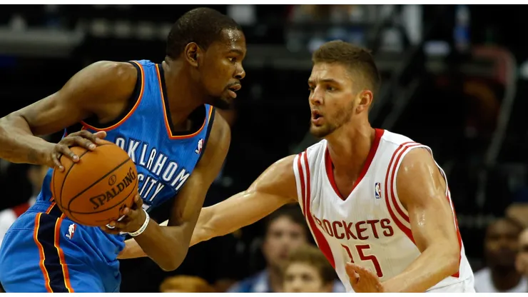 Kevin Durant #35 of the Oklahoma City Thunder drives to the basket against Chandler Parsons #25 of the Houston Rockets during a game at the Toyota Center on April 4, 2014 in Houston, Texas.