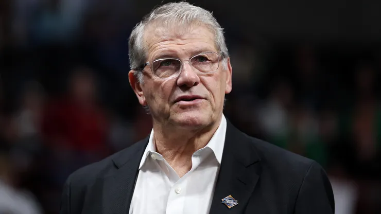 Head coach Geno Auriemma