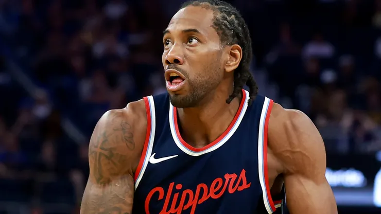 Kawhi Leonard #2 of the LA Clippers shoots the ball.