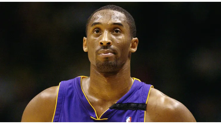 Kobe Bryant #8 of the Los Angeles Lakers looks at the clock during the NBA game against the New Jersey Nets at Continental Airlines Arena on December 19, 2002 in East Rutherford, New Jersey. The Nets won 98-71.
