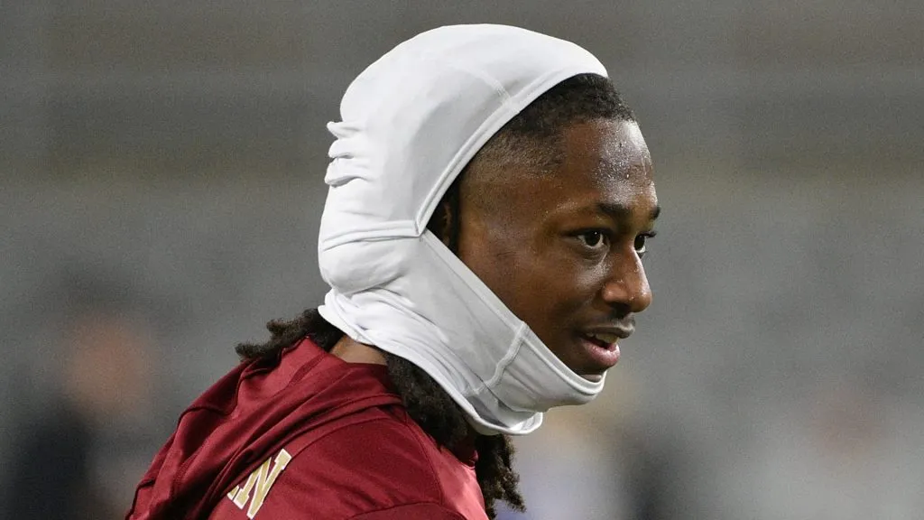 Dino Tomlin warming up