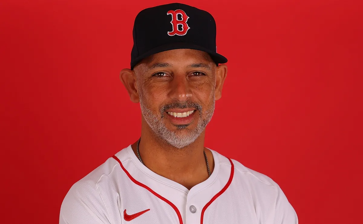 does alex cora chew tobacco Cora, Red Sox manager apologizes for role in Astros' cheating scandal Alex Cora shaves beard, Red