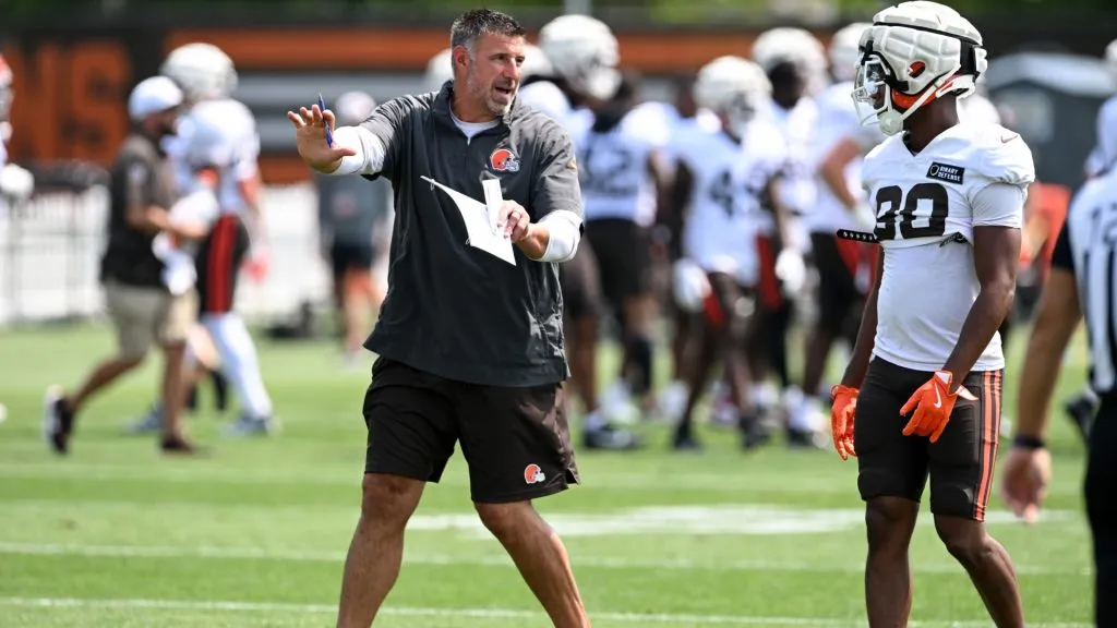 Coaching and personnel consultant Mike Vrabel of the Cleveland Browns instructs Jamari Thrash #80 during a joint training camp practice with the Minnesota Vikings in 2024. (Source: Nick Cammett/Getty Images)