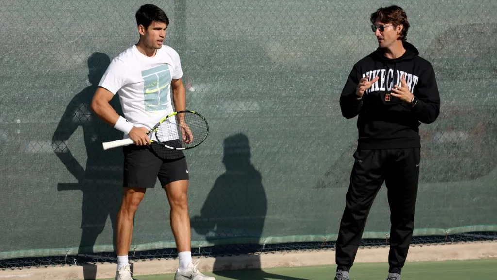 Carlos Alcaraz speaking with his coach Juan Carlos Ferrero