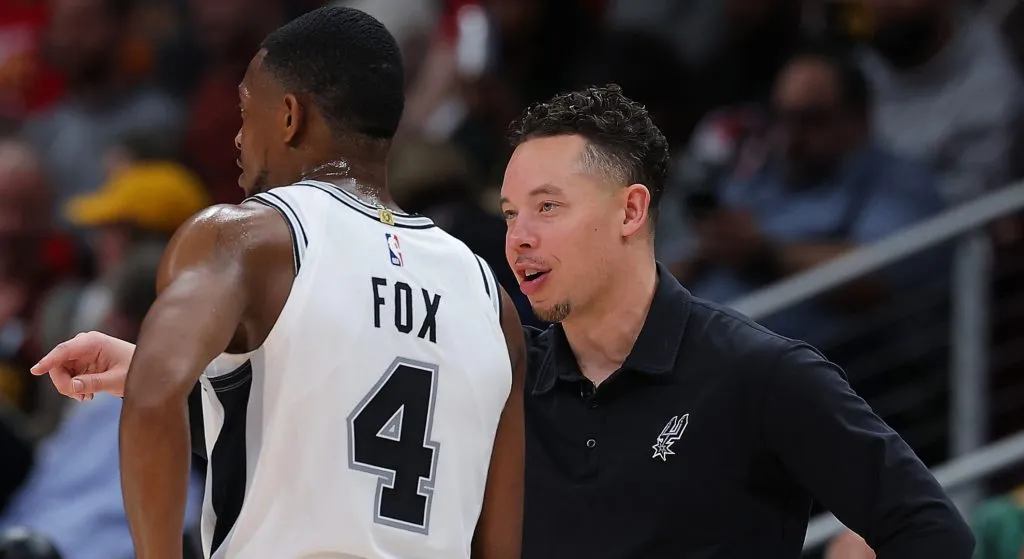 Mitch Johnson talking to De'Aaron Fox