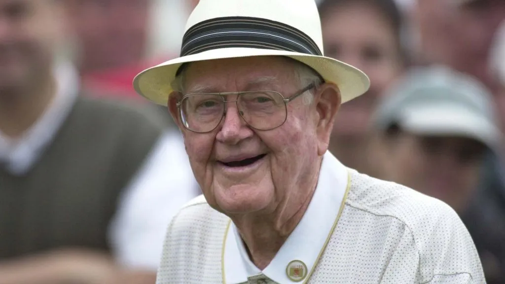 Byron Nelson of the USA at the 1st tee on the first day of the 2001 Masters at the Augusta National Golf Club. (Source: Stephen Munday/ALLSPORT)
