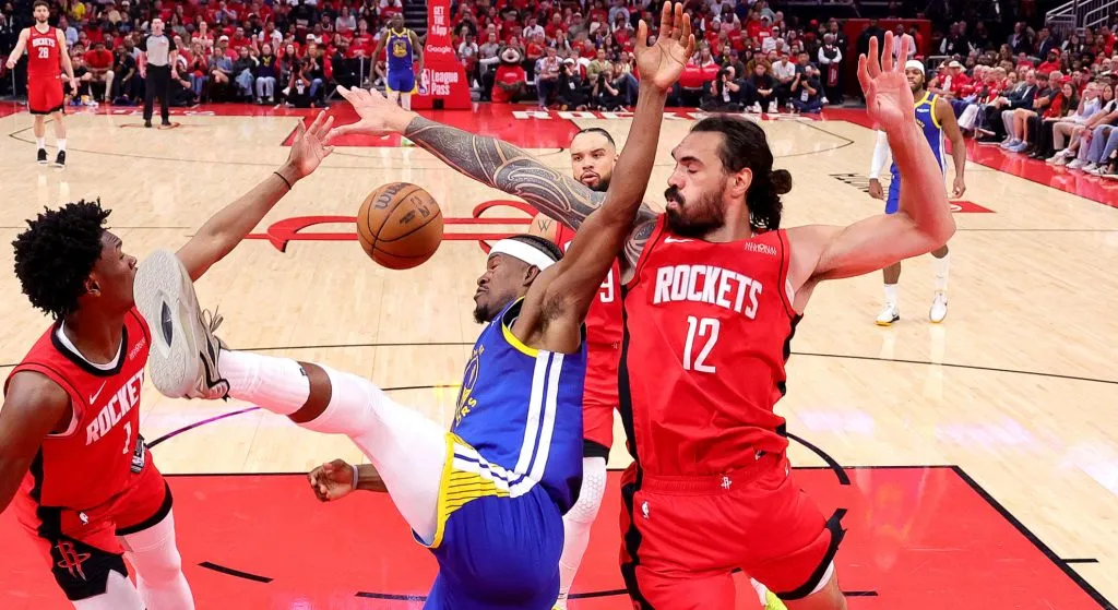 Steven Adams and Jimmy Butler fighting a ball