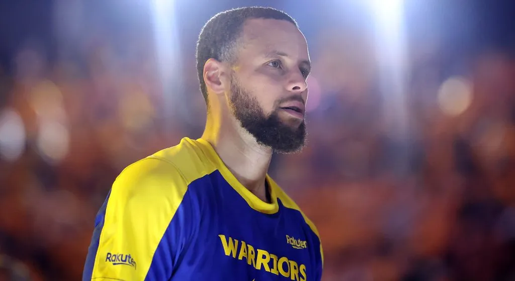 Steohen Curry playing for Golden State Warriors.