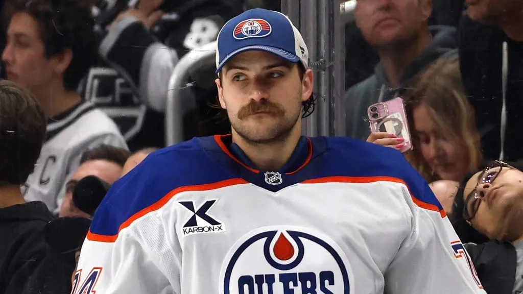 Stuart Skinner #74 of the Edmonton Oilers sends clear message to teammates after 4-3 loss to Vegas Golden Knights.