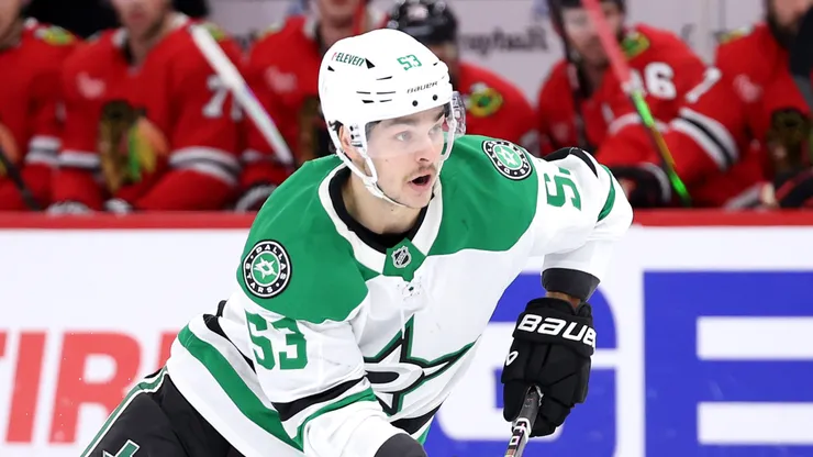 Wyatt Johnston #53 of the Dallas Stars handles the puck against the Chicago Blackhawks during the first period at the United Center on November 27, 2024 in Chicago, Illinois.