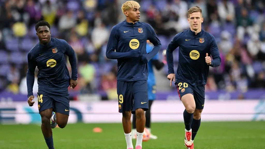 Landry Farre, Lamine Yamal and Dani Olmo of FC Barcelona warm up in Valladolid, Spain. (Photo by Denis Doyle/Getty Images)