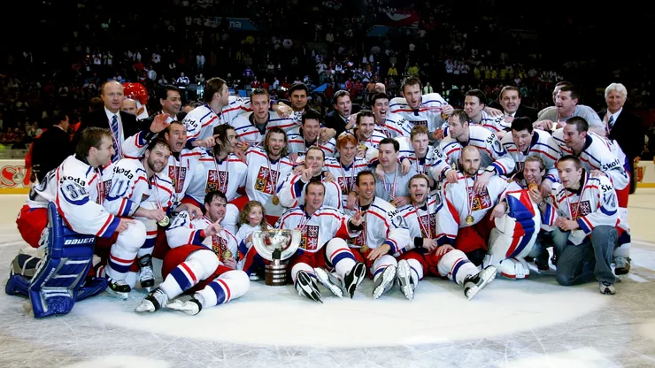 The Czech Republic team celebrates their win over Canada in the IIHF World Men's Championships gold medal game at the Wiener Stadthalle on May 15, 2005.