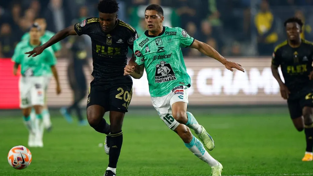 José Cifuentes #20 controls the ball against Brian Rubio #15 during the Concacaf Champions League 2023 Final between between Leon and LAFC. (Ronald Martinez/Getty Images)