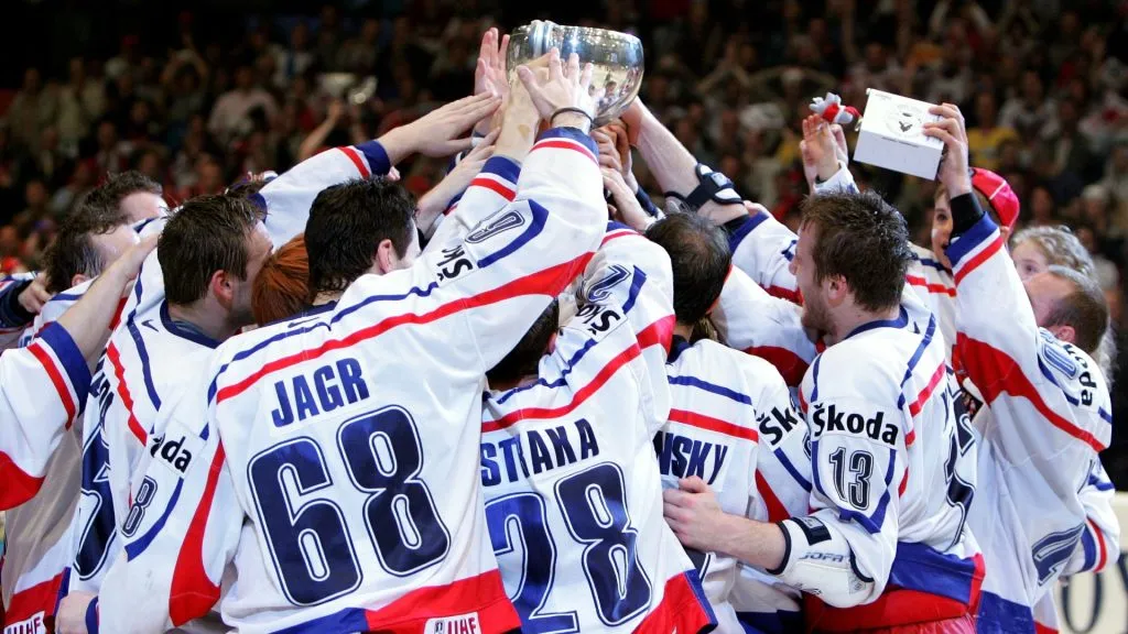 The Czech Republic team celebrates their win over Canada in the IIHF World Men’s Championships gold medal game at the Wiener Stadthalle on May 15, 2005. (Source: Jeff Gross/Getty Images)