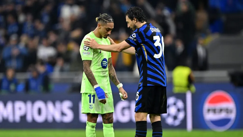 Raphinha is consoled by Matteo Darmian of FC Internazionale after his team’s 4-3 defeat (Dan Mullan/Getty Images)