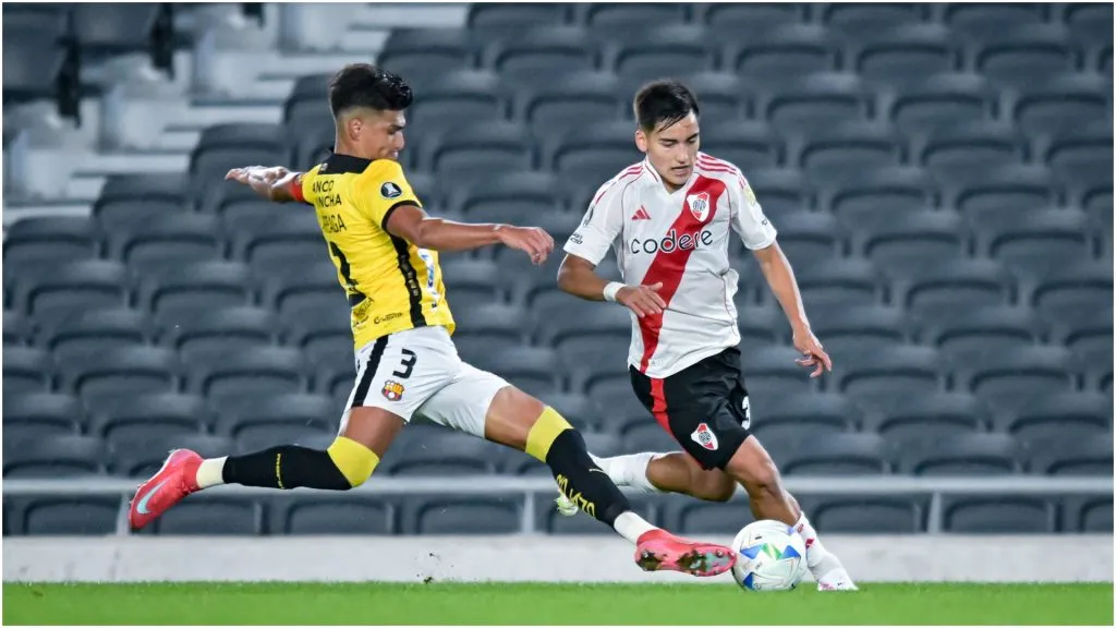 Ian Subiabre of River Plate battles for possession against Xavier Arreaga of Barcelona SC – Marcelo Endelli/Getty Images