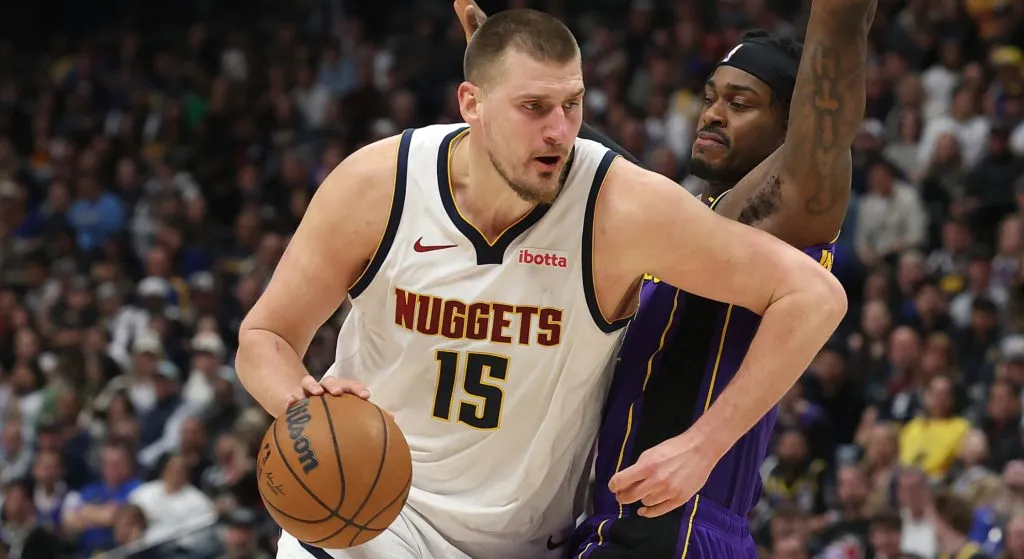 Nikola Jokic playing against los Angeles Lakers
