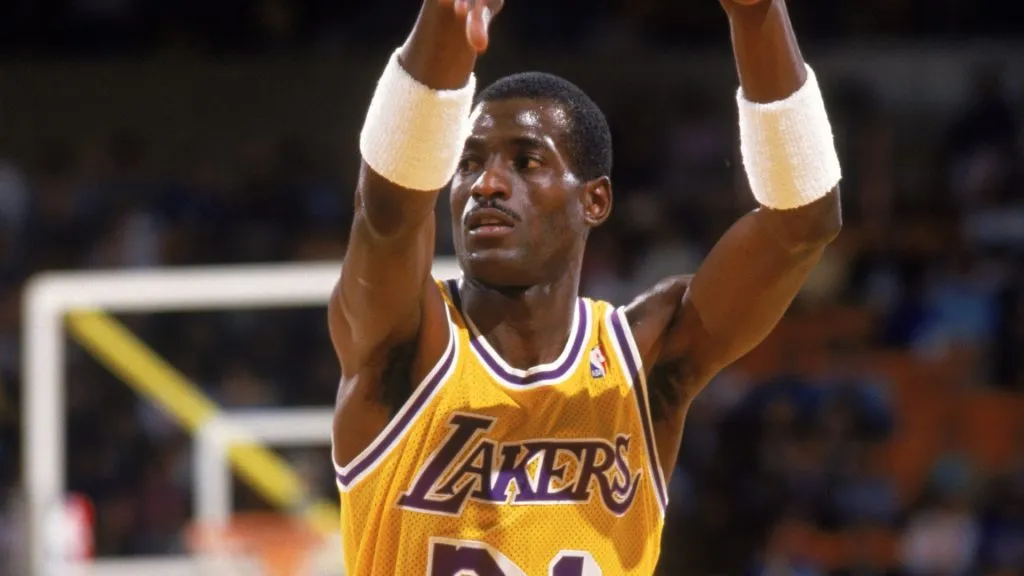 Michael Cooper #21 of the Los Angeles Lakers passes the ball during an NBA game at the Great Western Forum in 1987. (Source: Stephen Dunn/Getty Images)