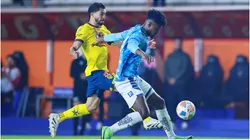 Eduardo Bauermann of Pachuca is put under pressure by Henry Martin of America