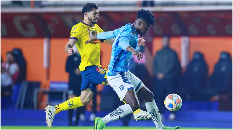 Eduardo Bauermann of Pachuca is put under pressure by Henry Martin of America