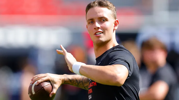 Carson Beck #15 of the Georgia Bulldogs warms up prior to the game against the Auburn Tigers at Sanford Stadium on October 5, 2024 in Athens, Georgia.