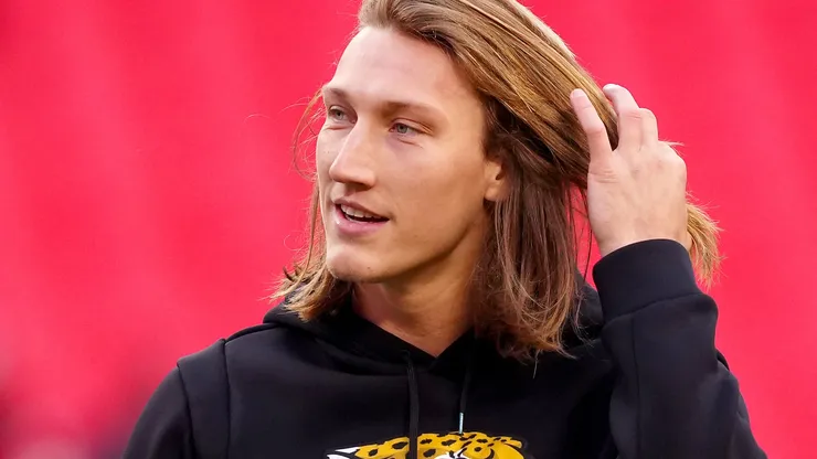 Trevor Lawrence #16 of the Jacksonville Jaguars warms up prior to the AFC Divisional Playoff game against the Kansas City Chiefs at Arrowhead Stadium on January 21, 2023 in Kansas City, Missouri.