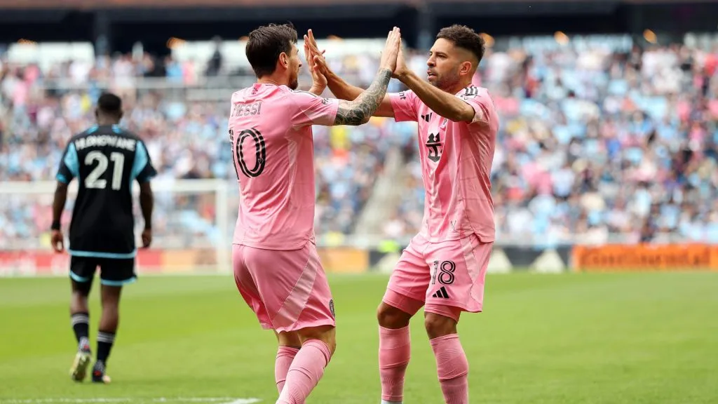 Messi and Alba celebrate a goal (David Berding/Getty Images)
