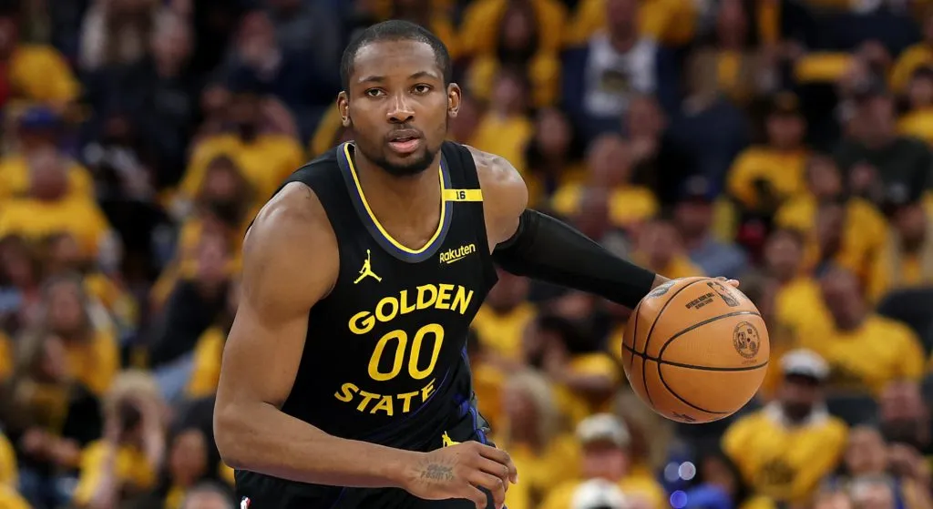 Jonathan Kuminga dribbling the ball in a playoffs game for Golden State Warriors
