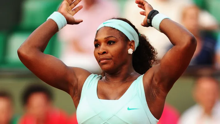 Serena Williams reacts during the 2012 Roland Garros first round