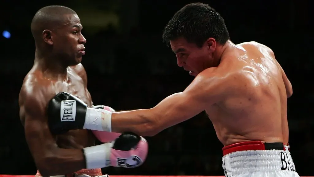 (R) Carlos Baldomir (R) of Argentina connects to the shoulder of Floyd Mayweather during their WBC Welterweight Championship fight at the Mandalay Bay Events Center November 4, 2006 in Las Vegas, Nevada. (Photo by Ethan Miller/Getty Images)