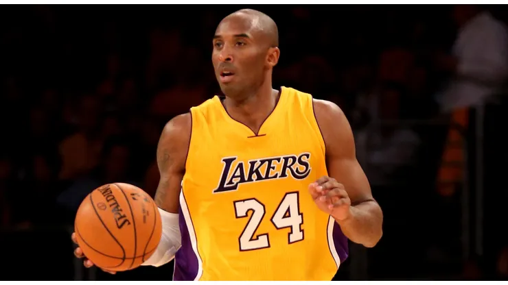 Kobe Bryant #2 of the Los Angeles Lakers dribbles the ball against the Houston Rockets at Staples Center on October 28, 2014 in Los Angeles, California.